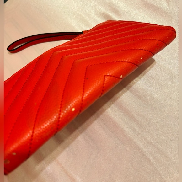 Victoria’s Secret Wallet Zipper All Around Red Chevon Quilted Heart Wristlet - Picture 3 of 4